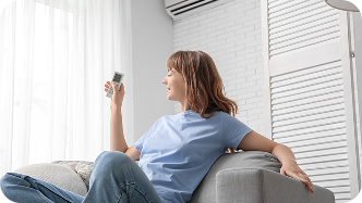 Personne qui profite de sa climatisation
